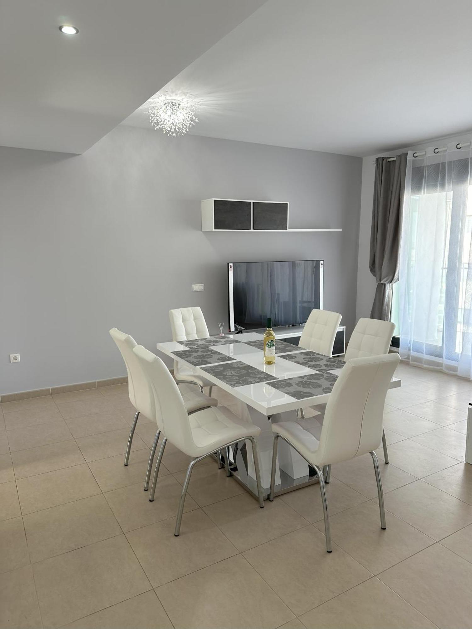Luxurious, Newly-Renovated Large 2-Bedroom Condo By The Beach Benidorm Kültér fotó
