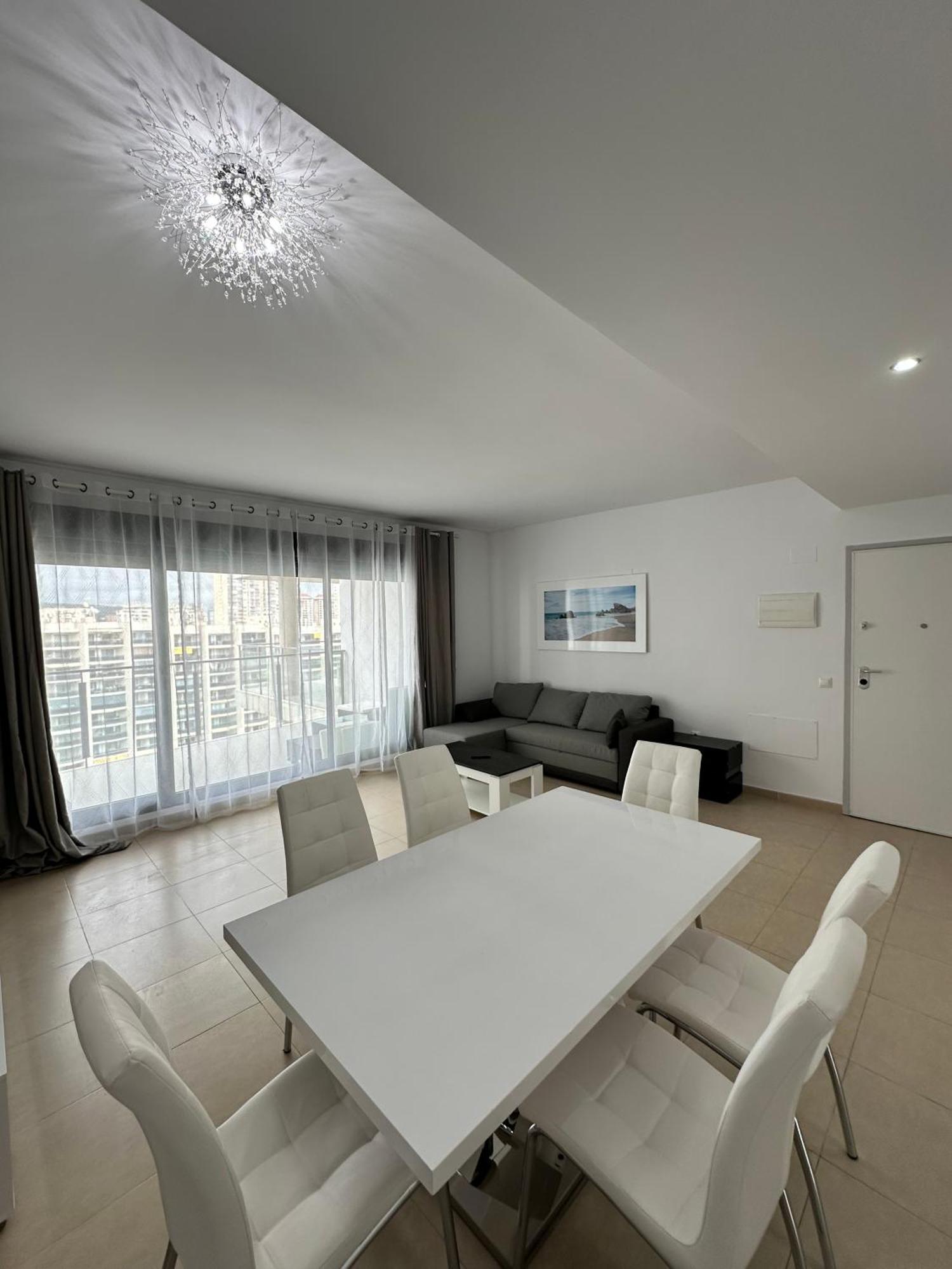 Luxurious, Newly-Renovated Large 2-Bedroom Condo By The Beach Benidorm Kültér fotó