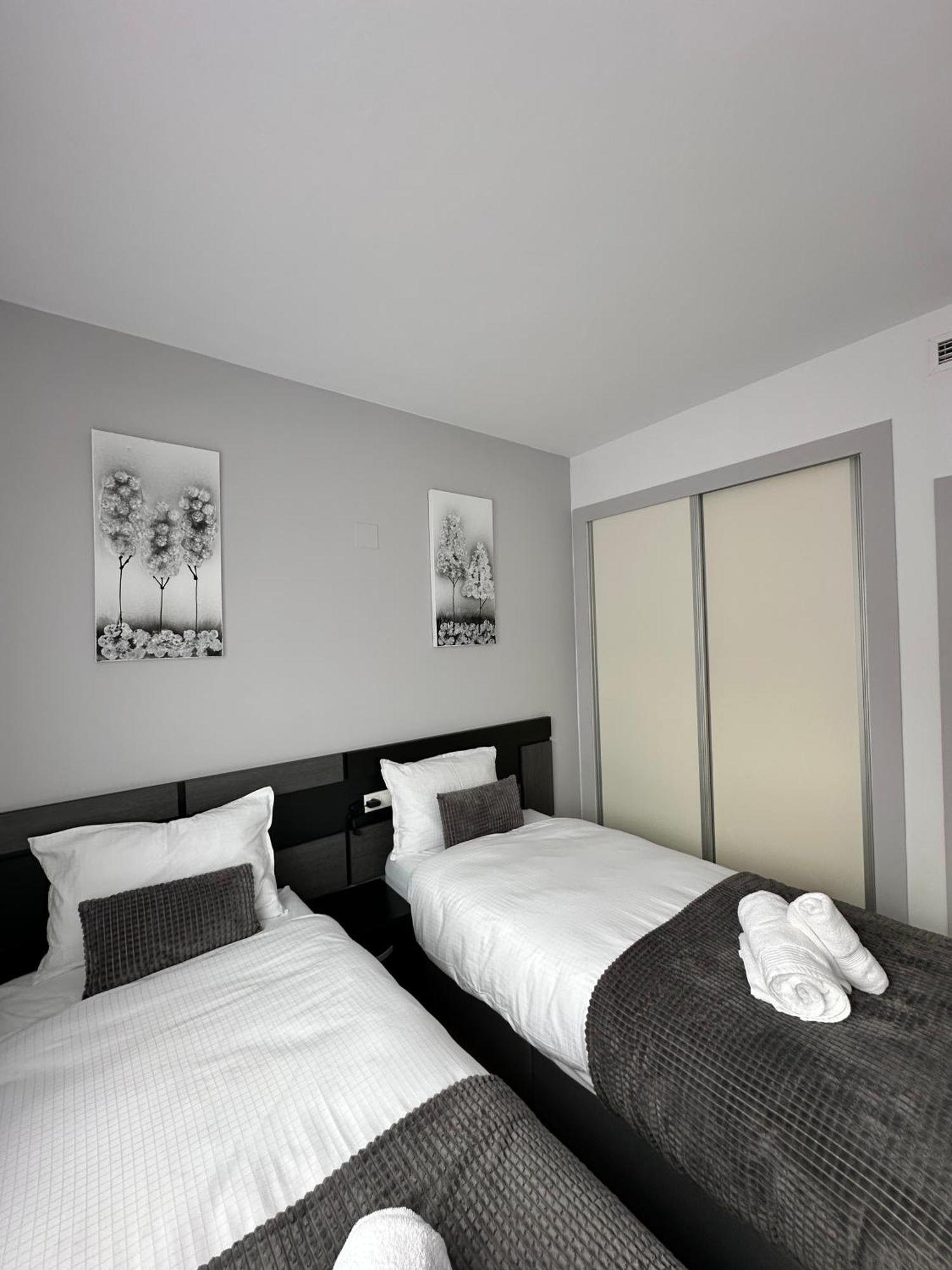 Luxurious, Newly-Renovated Large 2-Bedroom Condo By The Beach Benidorm Kültér fotó